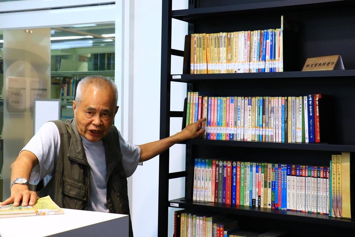 圖說:林文寶老師於特藏室向學生說明藏書歷史