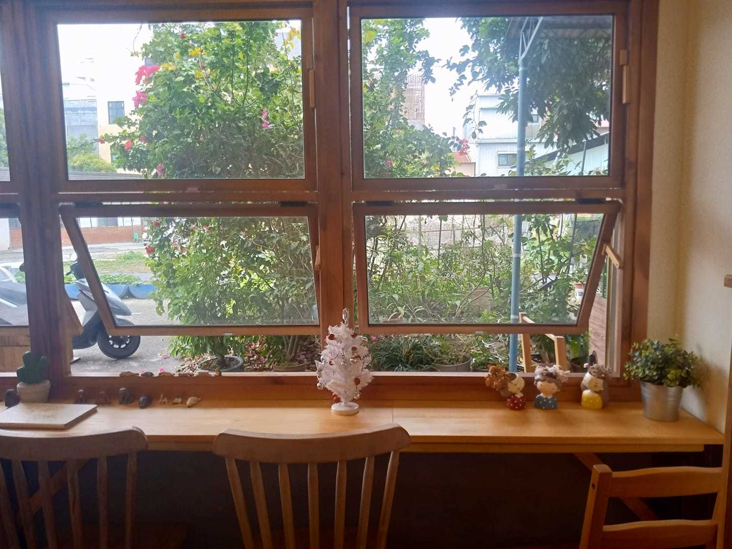 愛 繪本屋屋內窗景