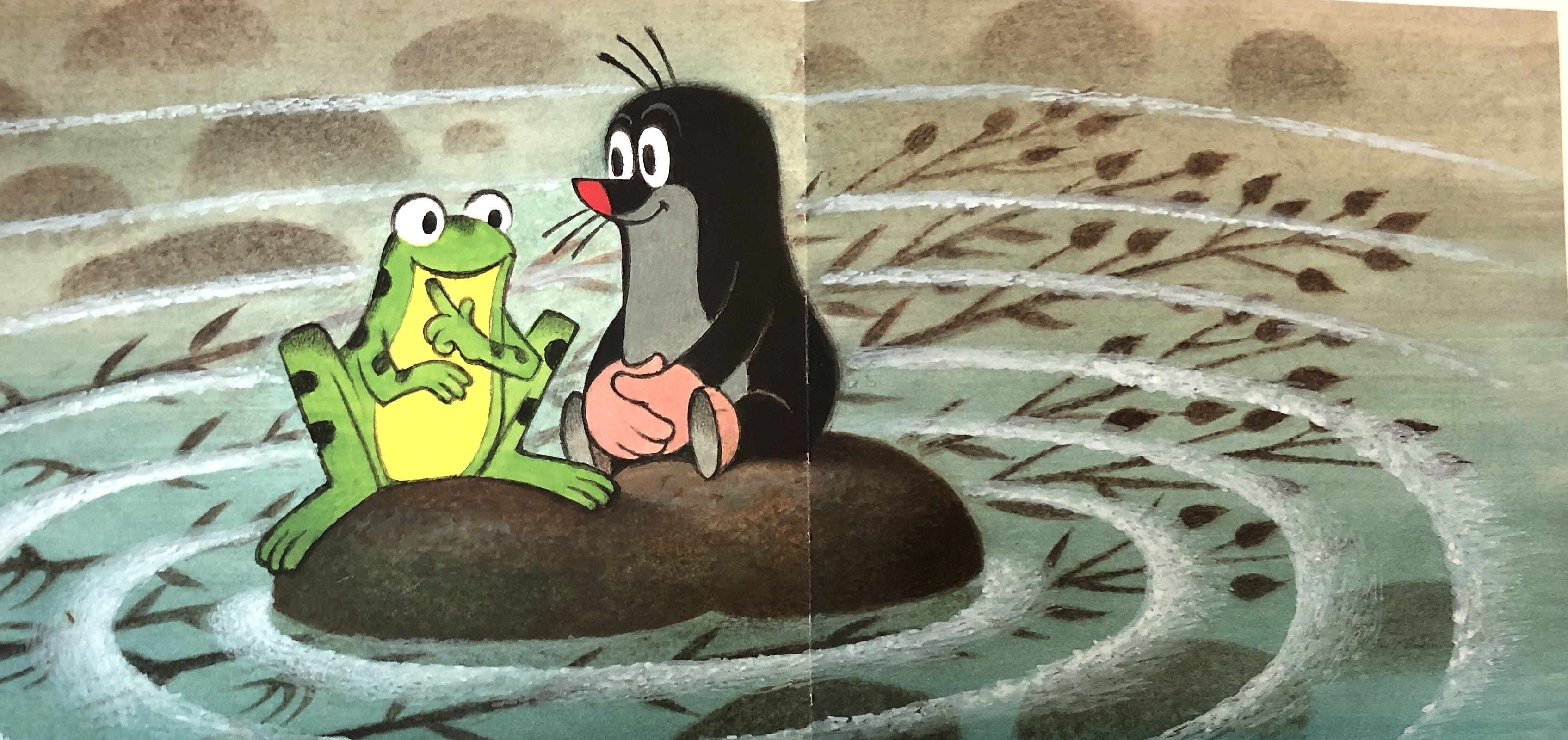 圖說：小鼴鼠妙妙和青蛙一起將亞麻泡水軟化。圖片取自《小鼴鼠妙妙做褲子（上）》內頁。