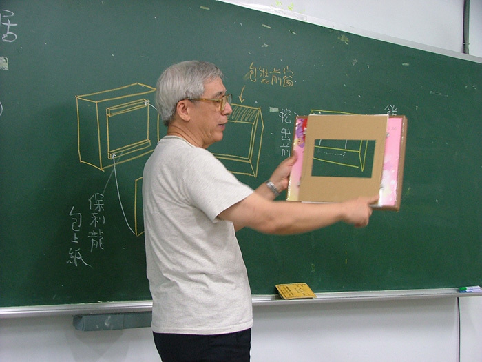 曹俊彥展示以餅乾盒製作的紙芝居