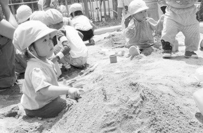 在沙坑裡玩的孩子(轉載自日本網站)