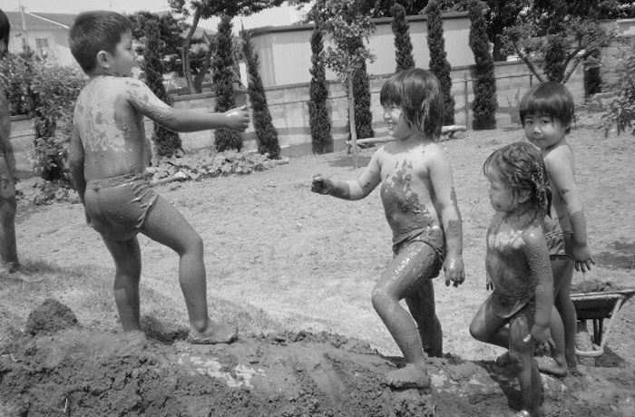 玩得渾身爛泥巴的孩子，看起來好快樂！(轉載自日本網站)