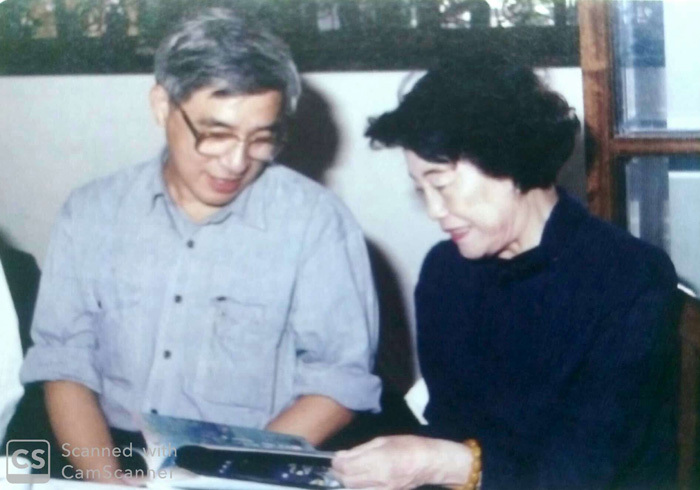 曹俊彥(左)和潘人木(右)女士合照。兩人在兒童讀物編輯小組時分別擔任美術及文字編輯。