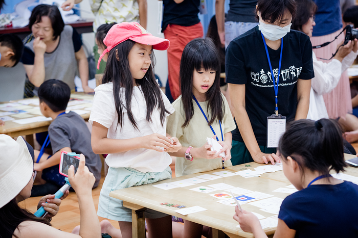 完成桌遊設計，邀請大人一起參加遊戲。圖片