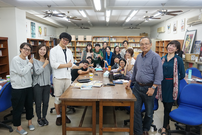 子魚(左三)與兒文所師生合影，右為兒文所杜明城老師、黃雅淳老師圖片