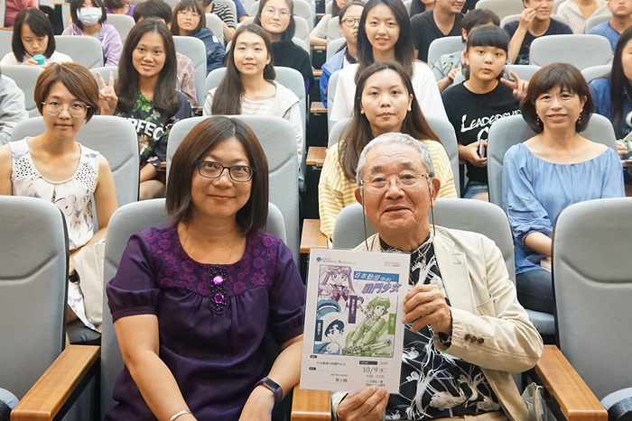 游珮芸所長(左)、野上曉(右)與參與師生於禮納布講堂合影圖片